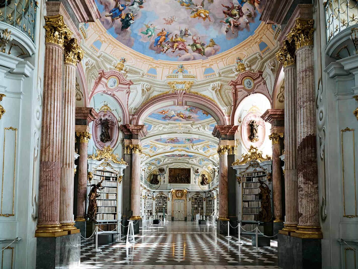 Die Stiftsbibliothek im Stift Admont besticht mit ihrer einzigartigen Architektur.