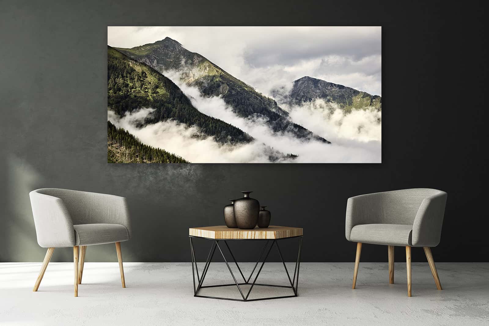 Der ChromaLuxe Print namens Misty Mountains kommt über einer modernen Sitzgelegenheit optimal zur Geltung.