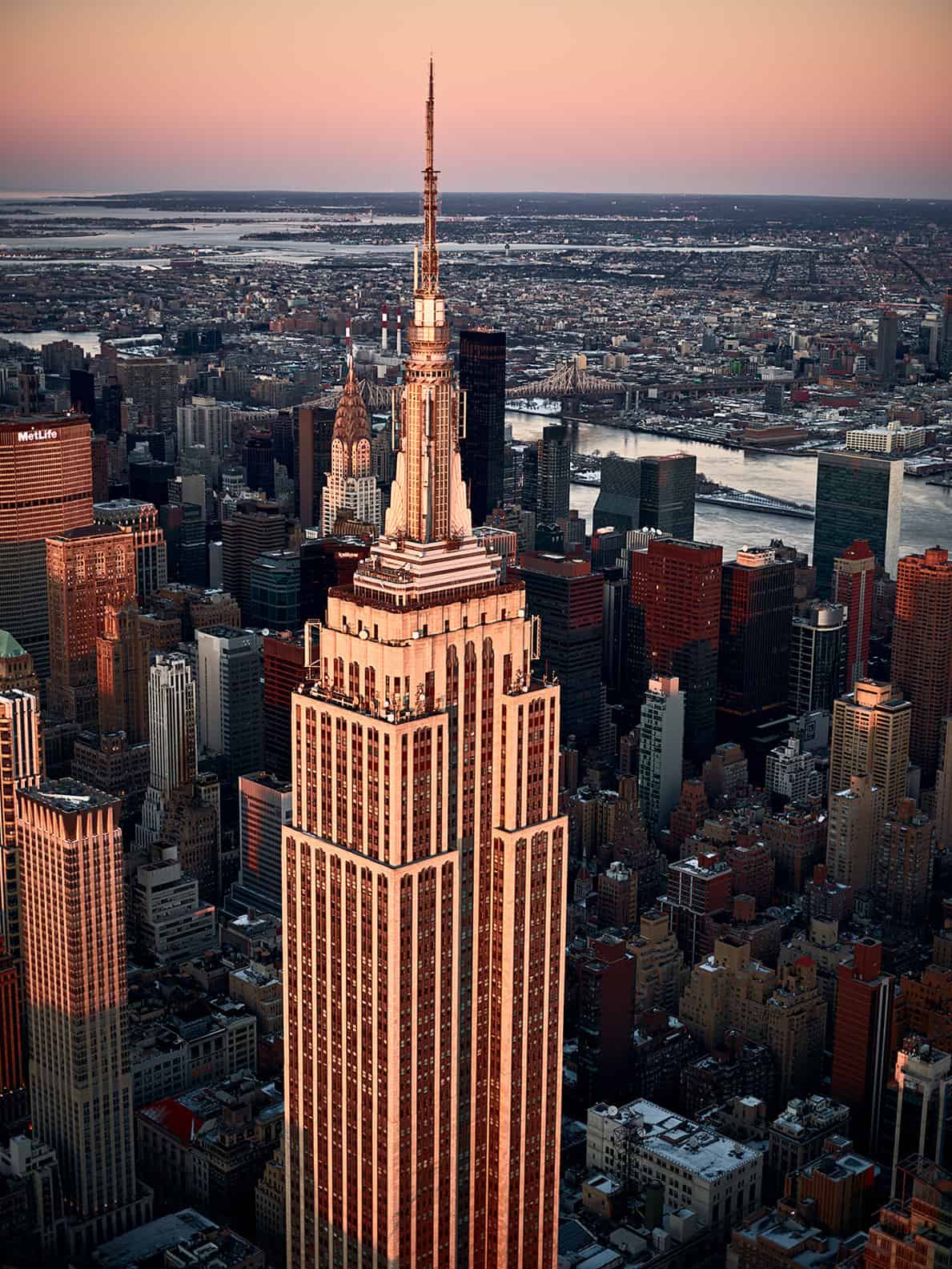 "Empire State of Mind" man sieht eine Luftaufnahme von einen Gebäude während einen Sonnenaufganges