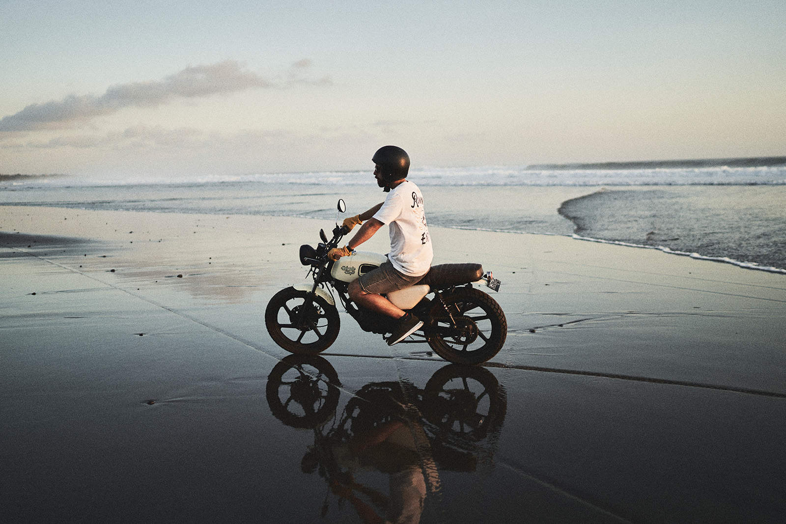Michael Hochfellner mit dem Motorrad am Strand von Bali.