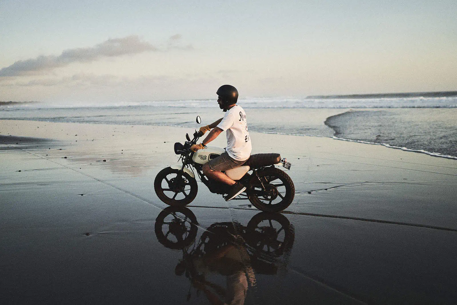 Michael Hochfellner mit dem Motorrad am Strand von Bali.