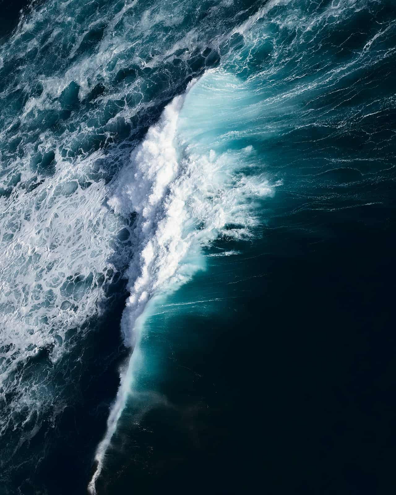 Riesenwelle im indischen Ozean welche gerade bricht.