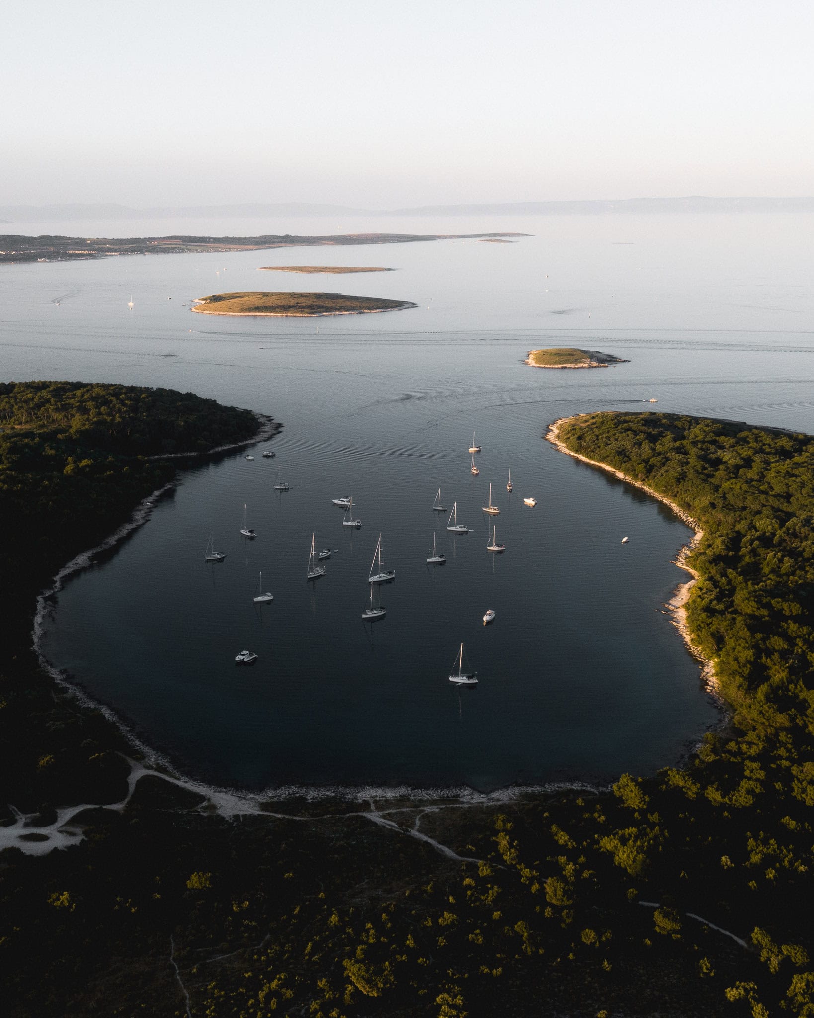Fotografie eines Bucht in Kroatien wo viele Schiffe vor Anker liegen.