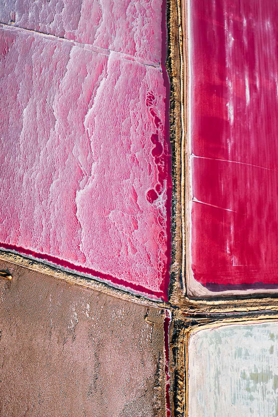"Color Palette" Salzlandschaft aus der Vogelperspektive, das Salz Gebiet zeigt sich in wunderbares Farben von dunklem Magenta bis hell Rosa