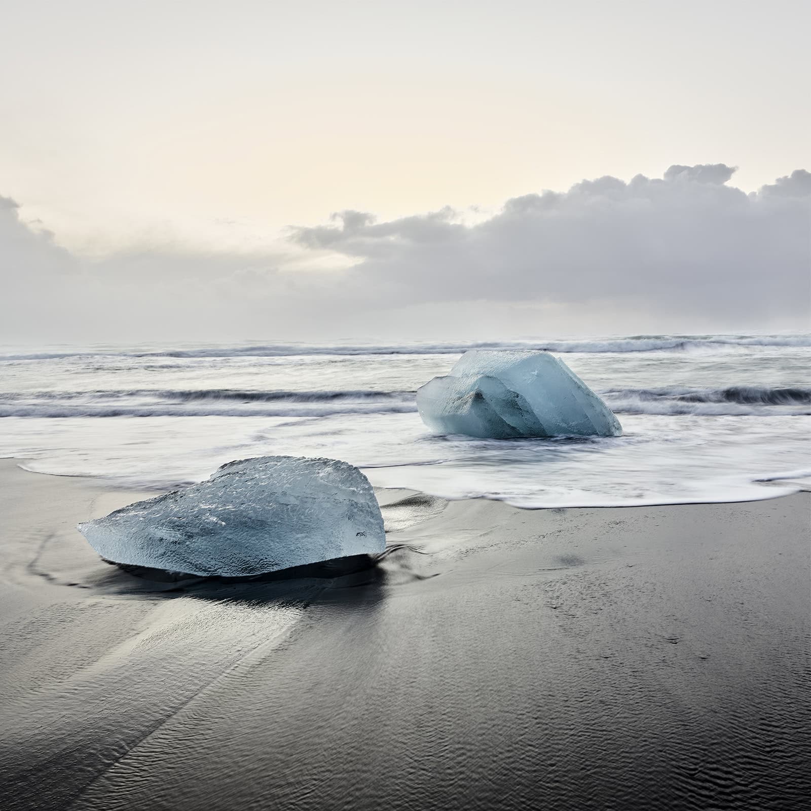 "Captured in Ice"Bild von Eisbrocken die am Strandliegen, mystische Farben in allen Blautönen