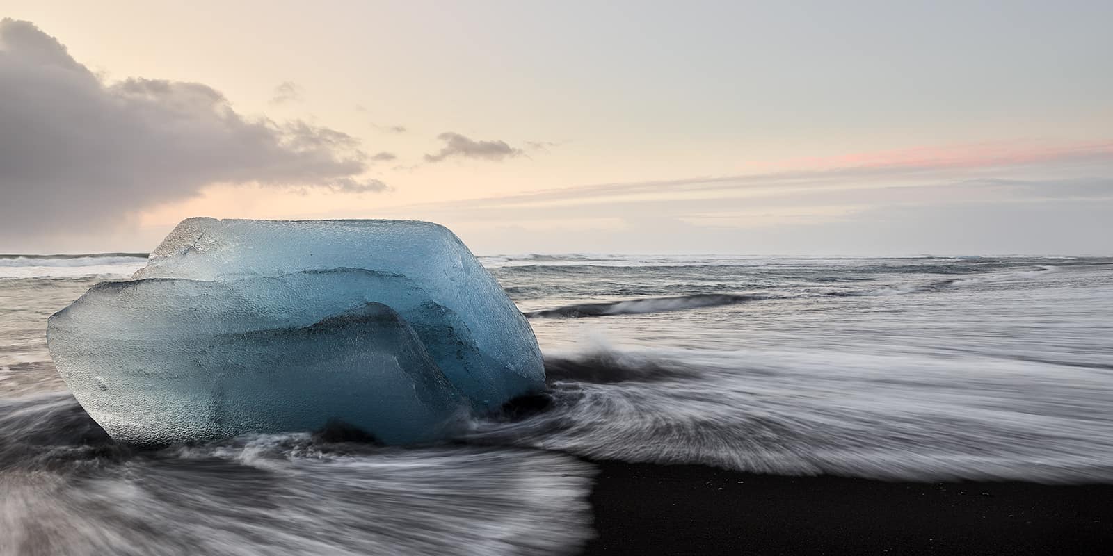 "Transience" Bild von Eisbrocken die am Strandliegen, mystische Farben in allen Blautönen