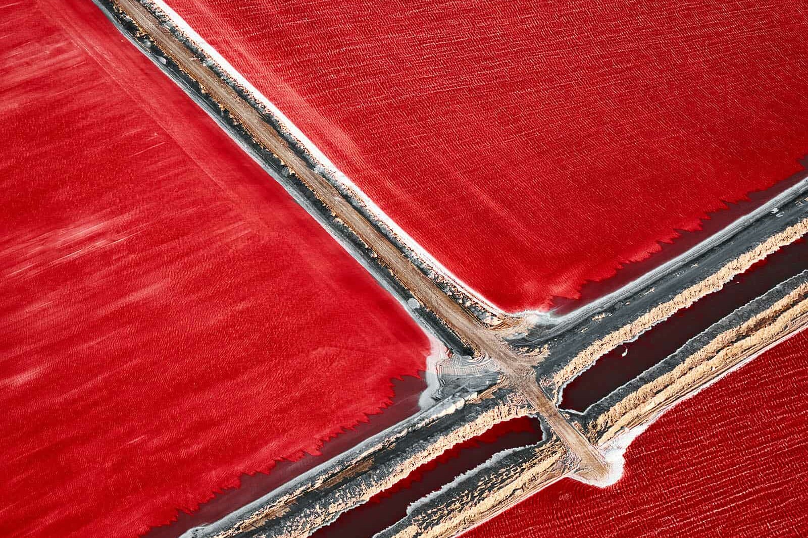 Salt Pans Salzlandschaft aus der Vogelperspektive, wunderbares Farben in allen Rottönen