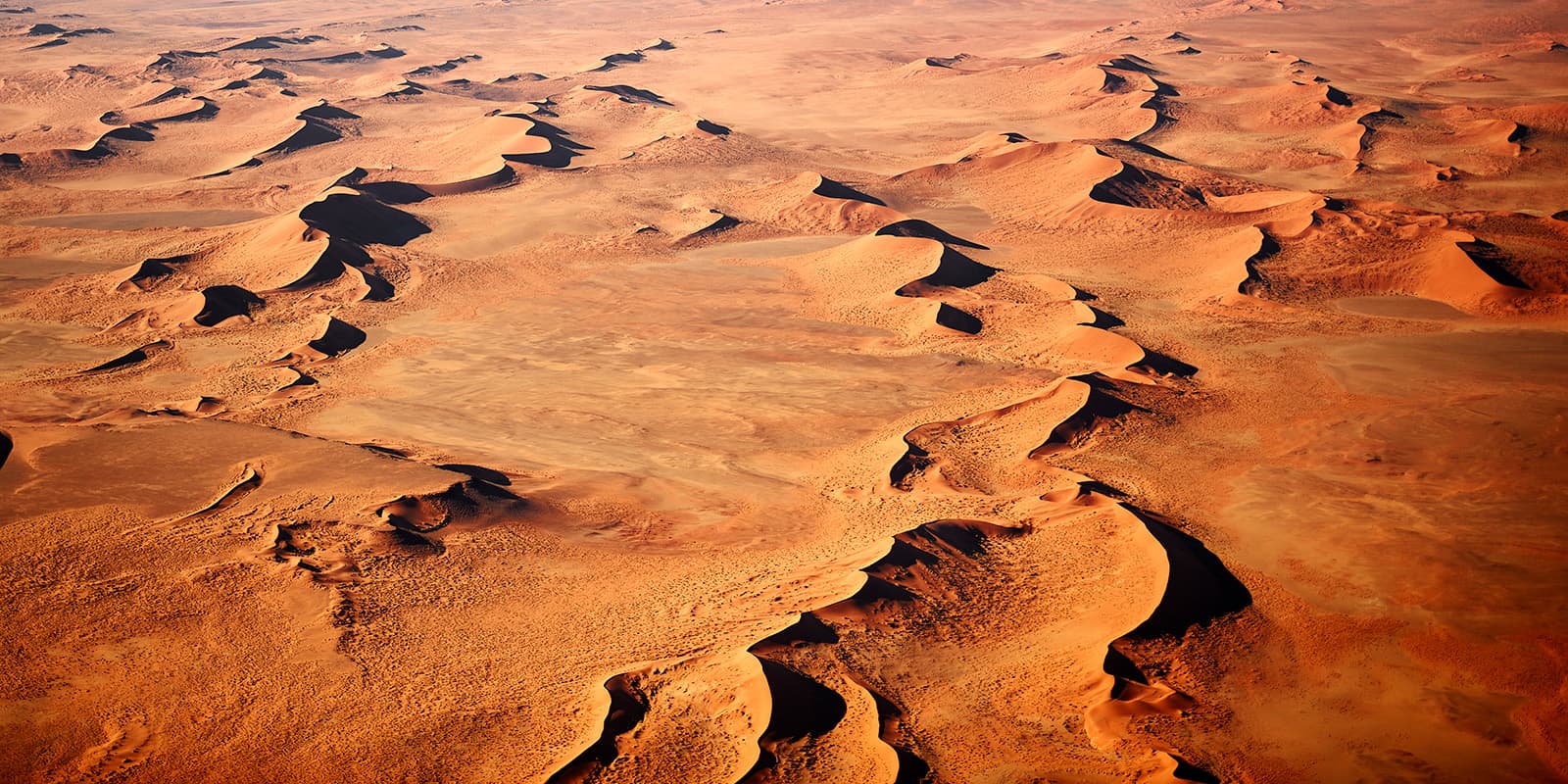 "Terra Cimmeria" Luftbild der Wüste Namibias - Farbspiel in den schönsten Orangtönen